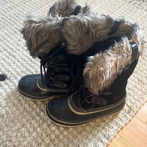 Size 9 Joan of artic boots